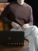 [Look Casual Inteligente] Suéter de tricô de gola redonda com listras de alta qualidade, confortável e amigo da pele para o outono, um clássico suéter masculino
