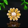 Broche de Girasol Amarillo Coreano Nuevo de Alta Gama Elegante Circón Microincrustado Perla de Agua Dulce Hebilla Magnética Sin Marca Corsage