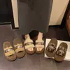 Zapatillas de Algodón de Nuevo Estilo para Otoño e Invierno, Suela Gruesa, Cómodas, Cálidas, de Punta Abierta, con una Correa, Zapatillas de Piel de Cordero para Mujer, para Uso en Exteriores