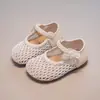 Zapatos de princesa estilo coreano con perlas 2026 suela blanda verano cuero zapatos calados lazo infantil nuevo tejido zapatos de una sola pieza para niñas