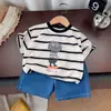 Conjunto Streetwear Novo e Estiloso de Manga Curta para Meninas, Top Tendência com Design de Nuvem para Crianças Pequenas
