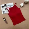 Moda de início de outono, regata sexy simples de peça única com decote em V profundo e bojos, macia, confortável, modeladora e que valoriza a silhueta.