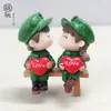 Personagem de desenho animado em PVC segurando coração casal de soldados Boneca Boneca pingente de chaveiro micro paisagem acessórios de decoração de bolo
