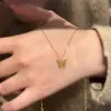 Colar de Borboleta Dourado para Mulheres Banhado a Ouro 2026 Novo Estilo Escama de Peixe Gelo Picado Delicado Sensação de Alto Padrão Corrente de Clavícula Dropshipping