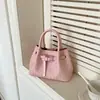 Bolso de Mano Tejido a Mano de Nicho Coreano para Mujer 2026 Nuevo Estilo Primavera Bolso Tote Cesta con Acabado de Alta Gama, Diseño Acolchado de un Solo Hombro