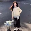Pantalones de encaje de pierna ancha holgados y a la moda para niñas de primavera y otoño, conjunto de dos piezas de sudadera de manga larga de moda estilo universitario de dos piezas falsas