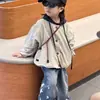 Conjunto de tres piezas nuevo de otoño 2026 para niños: Ropa exterior holgada estilo coreano, camisa a cuadros con capucha y pantalones vaqueros con estampado de estrellas