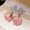 Charme Delicado e Feminino~ Brincos de Flor com Zircônia e Pérola, Brincos de Luxo Leve e de Alta Qualidade, Doces e Delicados, Brincos Versáteis para Mulheres