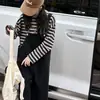 Roupas de Outono para Meninas Conjunto de Macacão Jeans 2026 Novo Estilo Versão Coreana para Crianças Maiores Conjunto de Duas Peças com Camiseta Listrada Estilosa