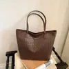 Bolso de mano retro de gran capacidad transfronterizo para mujer, nuevo bolso de hombro versátil de moda para principios de otoño de 2026, bolso de axila