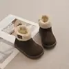 Sapatos de algodão para meninas, novos estilos de inverno, forrados com fleece para aquecer, botinhas fofas de cano curto, botas estilo Birkenstock infantis, botas de neve macias para bebês meninos