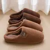 Pantuflas de Algodón y Lana de Cordero para Mujer Otoño e Invierno 2025 Nuevo Estilo Hogar Interior Cálidas Suela Gruesa Pantuflas Peludas Hombres Invierno