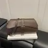 Bolsa pequena quadrada de ombro cruzado, design de nicho popular de alta qualidade, verão 2026, versátil, moderna e na moda
