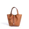 Bolsa Tote de Couro Novo Estilo Versátil Feminina Couro Genuíno Simples 2026 Estilo Balde para o Trabalho de Alto Padrão Preto