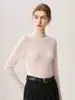 Suéter tricotado 100% lã, intelectual e elegante, para mulheres, com acabamento delicado em renda, gola semi-alta, corte que afina a silhueta e versatilidade para usar como peça base.