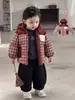 Conjunto de Ropa de Invierno para Niños Estilo Casual Chaqueta Acolchada Gruesa a Cuadros Súper Elegante Pantalones Casuales Versátiles Conjunto de Tres Piezas