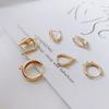 Accesorios de joyería DIY al por mayor chapado en cobre color oro real 18K retenedor de color hueco tridimensional clip para la oreja aretes porosos