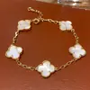 Pulsera de Flor de Nácar Dulce Coreana con Galvanoplastia de Oro Real Pulsera de Lujo Ligero de Gama Alta Diseño de Joyería Hecha a Mano de Nicho Venta al por Mayor