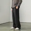 Outono/Inverno 2026: Calça de moletom casual clássica, de corte reto e caimento relaxado, em sarja, forrada com fleece, oversized e quente, para homens