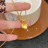 Loja de Ouro Mesmo Estilo Banhado a Ouro Gelo Triturado Trevo de Quatro Folhas Cabacinha Colar para Mulheres, Versátil e Elegante, Borboleta em Forma de Coração Corrente de Clavícula Joia