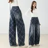Jeans de pierna curva a cuadros retro americano, un diseño elegante para el otoño de 2026, con un aspecto lavado, plisado y casual, perfectos para crear una silueta de pierna larga única y personalizada
