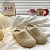 Pantuflas peludas estilo chino para usar en exteriores, nueva colección de invierno 2026, de suela gruesa, versátiles, forradas de felpa para abrigar, diseño sin cordones y con punta cerrada.