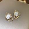 Pendientes de Perla Florales Estilo Vintage Francés Aguja de Plata, Lujo Ligero, Sensación de Alta Gama, Pendientes de Botón Versátiles, Pendientes Elegantes de Nicho