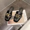 Chinelos Femininos de Verão para Exterior, Meio Cobertos, Novo Estilo de Verão 2025, Mules Femininos de Bico Quadrado Baixo, Sapatos Slip-On da Moda