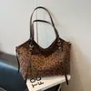 Bolsa Casual Retro Grande Capacidade Estampa de Leopardo 2025 Nova Versátil para o Dia a Dia Bolsa de Ombro Feminina Bolsa Tote para Estudante Universitário