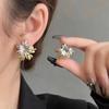 Pendientes de flores de colores contrastantes con un diseño único para mujer, nuevos pendientes de nicho 2024, un par de pendientes de alta gama.