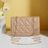 Bolsa Pequena Quadrada Matelassada Triangular Bordada 2025 Nova Moda Versátil Cor Pura Lantejoula Decorativa Fivela Magnética Corrente Bolsa Transversal