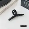 Pinza de garra grande mate simple para mujer, adecuada para recogidos en la parte posterior de la cabeza, con un toque de alta gama, accesorio para el cabello tipo pinza de tiburón al por mayor