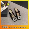 Mules Fechadas Estilo Mary Jane Francês 2026 Nova Moda de Verão Sandálias de Fivela Quadrada com Strass para Uso Externo
