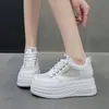 Sapatos brancos de sola grossa femininos 2026 outono novo estilo para pessoas baixas com aumento de altura oculto sapatos femininos superfície de malha respirável casual esportivo tênis de plataforma