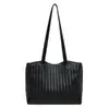 Bolsa de mano estilo coreano retro al por mayor para mujer 2026 Otoño Nuevo Color Sólido Tejida de un solo hombro Bolso para el trabajo Bolso de axila