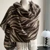 Bufanda larga de color liso, estilo coreano minimalista, con flecos, fina y transpirable, perfecta para llevar alrededor del cuello, como chal o como capa exterior para sesiones de fotos.