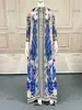 Vestido estilo bata para mujer con estampado posicionado de porcelana azul y blanca, Hecho a medida de fábrica con pliegues de acordeón