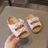 Chinelos Abertos Estilo Coreano com Laço para Meninas, Adequados para Uso Externo, Novo Modelo de Verão 2026, Sandálias Confortáveis Infantis Estilo Birkenstock