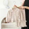Conjunto de suéter tejido para niña: Conjunto de Dos Piezas: Cárdigan de Encaje con Cuello y Decoración de Flor Tridimensional, y Suéter con Lazo