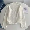 Blusa de Encaje Beige Suave con Cuello Semi-Alto y Jacquard de Encaje Intricado, Elástica y Elegante, Adecuada como Capa Base, Estilo Coreano