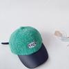 Gorra de béisbol infantil de otoño e invierno con letras bordadas de pelo de cordero y lengua de pato, cálida y a juego con colores coreanos