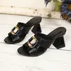 Novidade Verão 2026 Estilo Europeu e Americano Chinelos com Fivela de Metal e Salto Grosso para Mulheres, Sandálias de Salto Alto com Bico Aberto da Moda para Uso Externo