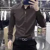 Camisa preta de manga longa para homens, marca francesa de luxo para negócios, corte slim fit, respirável, botões ocultos, camisa sem costura, novo modelo de primavera