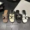 Sandálias Fashion Versáteis de Uma Tira, Sapatos de Praia Quentes e Populares entre Celebridades da Internet, Novidade de Verão 2025 Sandálias Planas para Uso Externo para Mulheres
