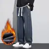 Atacado transfronteiriço de jeans masculinos, com forro de lã e tecido espesso, estilo reto moderno, corte solto, calças casuais compridas de perna larga para outono e inverno