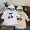 Vestido moletom com capuz forrado em fleece estilo coreano para meninas, coleção outono/inverno 2025, design fofo de cereja para meninas pequenas