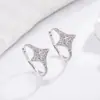 2026 Nuevo Diseño de Nicho Único Brazalete para Oreja de Estrella de Cuatro Puntas con Circonita de Diamante Completo Pendientes de Lujo Ligero para Mujer