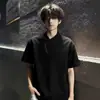 Camiseta Gris con Cremallera Diagonal, Cuello Alto, Hombro Normal para Hombre, Estilo Americano de Verano, Corte Amplio (Boxy), Peso Pesado, Manga Corta, Ajuste Limpio (Cleanfit), Manga Media