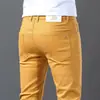 Jeans Amarillos de Alta Gama para Hombre Otoño 2026, Corte Delgado, Elásticos, Pantalones Largos, Modernos, Casuales, Versátiles, Tendencia, Color Sólido