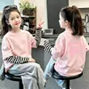 Camiseta listrada de manga comprida, 100% algodão, para meninas. Uma blusa redonda moderna e versátil para primavera e outono, projetada para parecer um conjunto de duas peças.